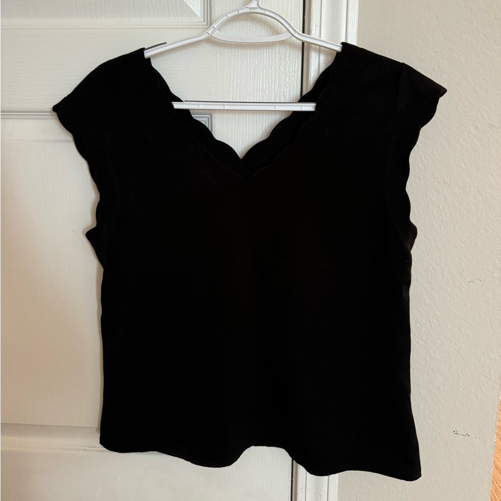 Scalloped express short sleeve.